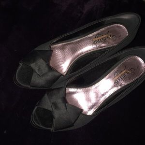 Simple but classy sparkly black heels